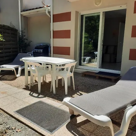Belle Maisonnette Dans Avec Piscine